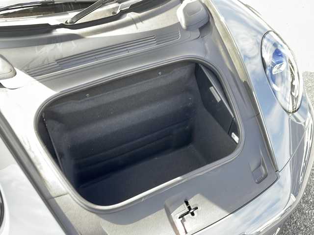 ポルシェ ポルシェ ９１１ カレラ 東京都 2024(令6)年 0.6万km グレー 車体色　M7J　スレートグレーネオ/ワンオーナー/スポーツクロノ/新車時保証書　/取扱説明書/ブレーキアシスト/レーンキープアシスト/レーンチェンジアシスト/アダプティブクルーズコントロール/純正ナビ/BT/USB/AppleCarplay/360度カメラ　ETC【2.0】/ドライブレコーダー【３６０度＋前後】/レザーシート/シートヒーター/フロント背もたれパワーシート/スポーツエキゾーストシステム/アクティブサスペンション/スマートキー×２/LEDヘッドライト/オートライト/パドルシフト付皮巻きハンドル/Carrera　S　20インチアルミ【フロント】/Carrera　S　21インチアルミ【リヤ】