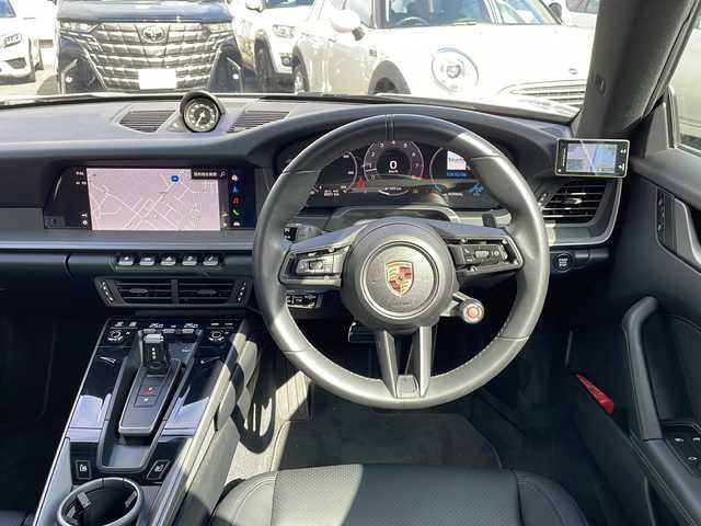 ポルシェ ポルシェ ９１１ カレラ 東京都 2024(令6)年 0.6万km グレー 車体色　M7J　スレートグレーネオ/ワンオーナー/スポーツクロノ/新車時保証書　/取扱説明書/ブレーキアシスト/レーンキープアシスト/レーンチェンジアシスト/アダプティブクルーズコントロール/純正ナビ/BT/USB/AppleCarplay/360度カメラ　ETC【2.0】/ドライブレコーダー【３６０度＋前後】/レザーシート/シートヒーター/フロント背もたれパワーシート/スポーツエキゾーストシステム/アクティブサスペンション/スマートキー×２/LEDヘッドライト/オートライト/パドルシフト付皮巻きハンドル/Carrera　S　20インチアルミ【フロント】/Carrera　S　21インチアルミ【リヤ】