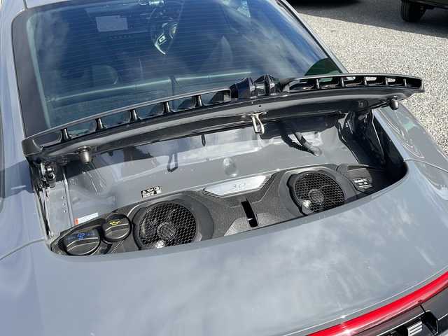 ポルシェ ポルシェ ９１１ カレラ 東京都 2024(令6)年 0.6万km グレー 車体色　M7J　スレートグレーネオ/ワンオーナー/スポーツクロノ/新車時保証書　/取扱説明書/ブレーキアシスト/レーンキープアシスト/レーンチェンジアシスト/アダプティブクルーズコントロール/純正ナビ/BT/USB/AppleCarplay/360度カメラ　ETC【2.0】/ドライブレコーダー【３６０度＋前後】/レザーシート/シートヒーター/フロント背もたれパワーシート/スポーツエキゾーストシステム/アクティブサスペンション/スマートキー×２/LEDヘッドライト/オートライト/パドルシフト付皮巻きハンドル/Carrera　S　20インチアルミ【フロント】/Carrera　S　21インチアルミ【リヤ】