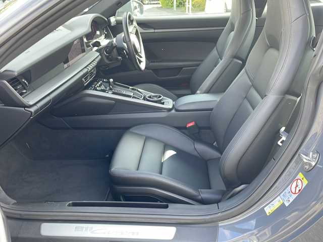 ポルシェ ポルシェ ９１１ カレラ 東京都 2024(令6)年 0.6万km グレー 車体色　M7J　スレートグレーネオ/ワンオーナー/スポーツクロノ/新車時保証書　/取扱説明書/ブレーキアシスト/レーンキープアシスト/レーンチェンジアシスト/アダプティブクルーズコントロール/純正ナビ/BT/USB/AppleCarplay/360度カメラ　ETC【2.0】/ドライブレコーダー【３６０度＋前後】/レザーシート/シートヒーター/フロント背もたれパワーシート/スポーツエキゾーストシステム/アクティブサスペンション/スマートキー×２/LEDヘッドライト/オートライト/パドルシフト付皮巻きハンドル/Carrera　S　20インチアルミ【フロント】/Carrera　S　21インチアルミ【リヤ】