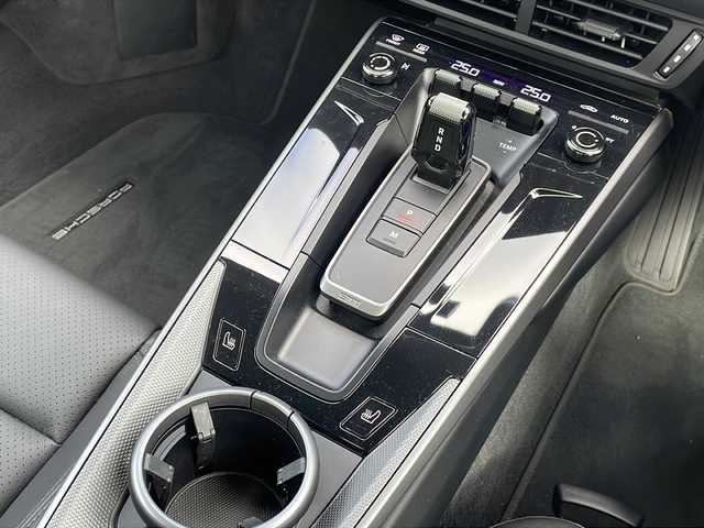 ポルシェ ポルシェ ９１１ カレラ 東京都 2024(令6)年 0.6万km グレー 車体色　M7J　スレートグレーネオ/ワンオーナー/スポーツクロノ/新車時保証書　/取扱説明書/ブレーキアシスト/レーンキープアシスト/レーンチェンジアシスト/アダプティブクルーズコントロール/純正ナビ/BT/USB/AppleCarplay/360度カメラ　ETC【2.0】/ドライブレコーダー【３６０度＋前後】/レザーシート/シートヒーター/フロント背もたれパワーシート/スポーツエキゾーストシステム/アクティブサスペンション/スマートキー×２/LEDヘッドライト/オートライト/パドルシフト付皮巻きハンドル/Carrera　S　20インチアルミ【フロント】/Carrera　S　21インチアルミ【リヤ】