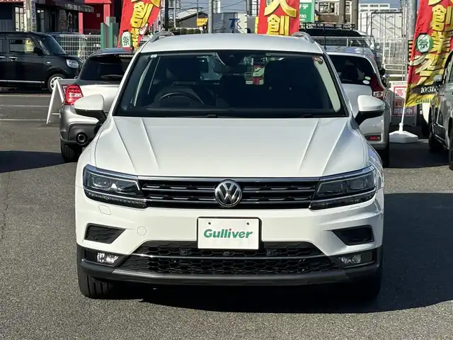 フォルクスワーゲン ティグアン TSI ハイライン 愛知県 2019(平31)年 1.5万km ピュアホワイト /正規ディーラー車/禁煙/黒革シート//純正ナビ/フルセグ/CD/DVD/SD/BT/USB/AUX//全方位カメラ/前後ドラレコ/ビルトインETC2.0//シートヒーター/メモリ付きパワーシート//革巻きステア/ステアスイッチ/パドルシフト//電動パ＾キングブレーキ//ACC/フロントアシスト/レーンキープアシスト/サイドアシスト//アテンションアラート/ダイナミックライトアシスト/パークアシスト//プロアクティブオキュパントプロテクション/パークアシスト//純正LEDオートライト/純正フォグ//純正ゴムマット/純正18インチAW/ルーフレール//パワーバックドア/照明付きバニティミラー//新車時保証書//取扱説明書//スペアスマートキー