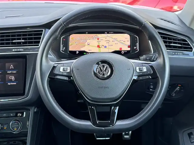 フォルクスワーゲン ティグアン TSI ハイライン 愛知県 2019(平31)年 1.5万km ピュアホワイト /正規ディーラー車/禁煙/黒革シート//純正ナビ/フルセグ/CD/DVD/SD/BT/USB/AUX//全方位カメラ/前後ドラレコ/ビルトインETC2.0//シートヒーター/メモリ付きパワーシート//革巻きステア/ステアスイッチ/パドルシフト//電動パ＾キングブレーキ//ACC/フロントアシスト/レーンキープアシスト/サイドアシスト//アテンションアラート/ダイナミックライトアシスト/パークアシスト//プロアクティブオキュパントプロテクション/パークアシスト//純正LEDオートライト/純正フォグ//純正ゴムマット/純正18インチAW/ルーフレール//パワーバックドア/照明付きバニティミラー//新車時保証書//取扱説明書//スペアスマートキー