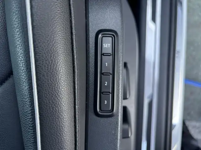 フォルクスワーゲン ティグアン TSI ハイライン 愛知県 2019(平31)年 1.5万km ピュアホワイト /正規ディーラー車/禁煙/黒革シート//純正ナビ/フルセグ/CD/DVD/SD/BT/USB/AUX//全方位カメラ/前後ドラレコ/ビルトインETC2.0//シートヒーター/メモリ付きパワーシート//革巻きステア/ステアスイッチ/パドルシフト//電動パ＾キングブレーキ//ACC/フロントアシスト/レーンキープアシスト/サイドアシスト//アテンションアラート/ダイナミックライトアシスト/パークアシスト//プロアクティブオキュパントプロテクション/パークアシスト//純正LEDオートライト/純正フォグ//純正ゴムマット/純正18インチAW/ルーフレール//パワーバックドア/照明付きバニティミラー//新車時保証書//取扱説明書//スペアスマートキー