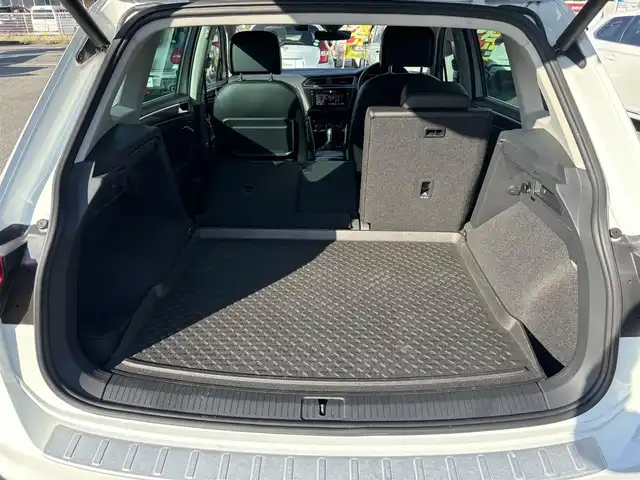 フォルクスワーゲン ティグアン TSI ハイライン 愛知県 2019(平31)年 1.5万km ピュアホワイト /正規ディーラー車/禁煙/黒革シート//純正ナビ/フルセグ/CD/DVD/SD/BT/USB/AUX//全方位カメラ/前後ドラレコ/ビルトインETC2.0//シートヒーター/メモリ付きパワーシート//革巻きステア/ステアスイッチ/パドルシフト//電動パ＾キングブレーキ//ACC/フロントアシスト/レーンキープアシスト/サイドアシスト//アテンションアラート/ダイナミックライトアシスト/パークアシスト//プロアクティブオキュパントプロテクション/パークアシスト//純正LEDオートライト/純正フォグ//純正ゴムマット/純正18インチAW/ルーフレール//パワーバックドア/照明付きバニティミラー//新車時保証書//取扱説明書//スペアスマートキー