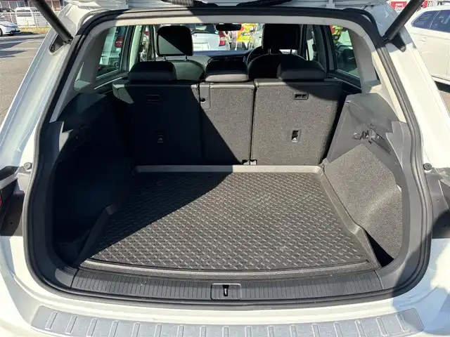 フォルクスワーゲン ティグアン TSI ハイライン 愛知県 2019(平31)年 1.5万km ピュアホワイト /正規ディーラー車/禁煙/黒革シート//純正ナビ/フルセグ/CD/DVD/SD/BT/USB/AUX//全方位カメラ/前後ドラレコ/ビルトインETC2.0//シートヒーター/メモリ付きパワーシート//革巻きステア/ステアスイッチ/パドルシフト//電動パ＾キングブレーキ//ACC/フロントアシスト/レーンキープアシスト/サイドアシスト//アテンションアラート/ダイナミックライトアシスト/パークアシスト//プロアクティブオキュパントプロテクション/パークアシスト//純正LEDオートライト/純正フォグ//純正ゴムマット/純正18インチAW/ルーフレール//パワーバックドア/照明付きバニティミラー//新車時保証書//取扱説明書//スペアスマートキー