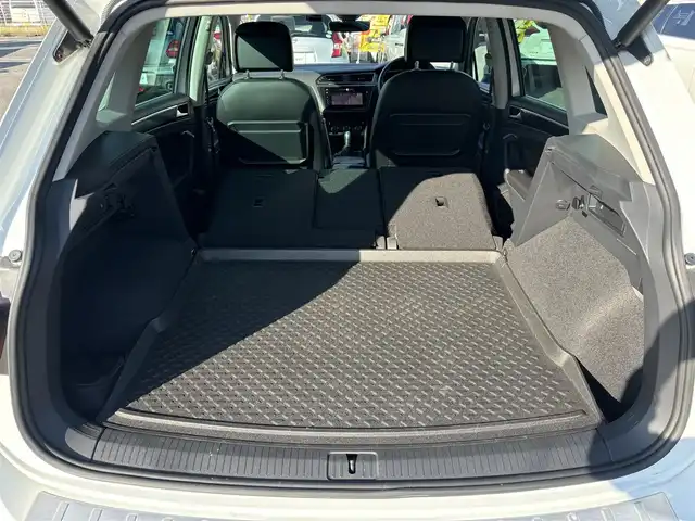 フォルクスワーゲン ティグアン TSI ハイライン 愛知県 2019(平31)年 1.5万km ピュアホワイト /正規ディーラー車/禁煙/黒革シート//純正ナビ/フルセグ/CD/DVD/SD/BT/USB/AUX//全方位カメラ/前後ドラレコ/ビルトインETC2.0//シートヒーター/メモリ付きパワーシート//革巻きステア/ステアスイッチ/パドルシフト//電動パ＾キングブレーキ//ACC/フロントアシスト/レーンキープアシスト/サイドアシスト//アテンションアラート/ダイナミックライトアシスト/パークアシスト//プロアクティブオキュパントプロテクション/パークアシスト//純正LEDオートライト/純正フォグ//純正ゴムマット/純正18インチAW/ルーフレール//パワーバックドア/照明付きバニティミラー//新車時保証書//取扱説明書//スペアスマートキー