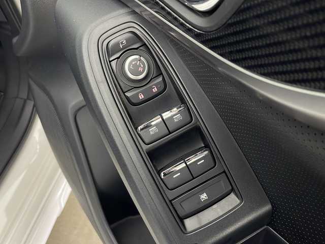 スバル インプレッサ Ｇ４ 2．0i－S アイサイト 秋田県 2018(平30)年 3万km クリスタルホワイトP 純正ナビ【AM/FM/BT/CD/DVD】 /フルセグTV /バックカメラ/ ETC2.0 /横滑り防止装置　/レーンキープアシスト /衝突被害軽減システム /クルーズコントロール /パドルシフト /前席シートヒーター /前席パワーシート/自動パーキングブレーキ/ヒルディセントコントロール/USBポート/オートエアコン/オートライト/ステアリングリモコン/プッシュスタート/スマートキー/スペアキー有/アイドリングストップ/クリアランスソナー/ライトレベライザー/革巻きステアリング/ 純正AW/フォグライト