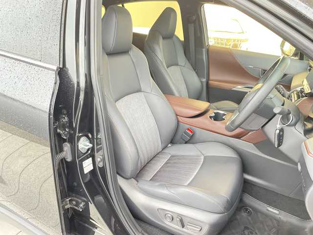 トヨタ ハリアー Z 愛知県 2023(令5)年 2万km プレシャスブラックパール トヨタセーフティセンス/純正12.3型ディスプレイオーディオナビ/プレミアムサウンドＪＢＬ/調光パノラマルーフ/ハーフレザーシート/レーダークルーズコントロール/フルセグ/Bluetooth/バックカメラ/電動リアゲート/パワーシート/ヘッドアップディスプレイ/純正アルミホイール/ETC2.0/ブラインドスポットモニター/LEDヘッドライト/インテリジェントミラー/レーンキープアシスト/オートマチックハイビーム/ドライブレコーダー/ステアリングスイッチ/スマートキー/プッシュスタート