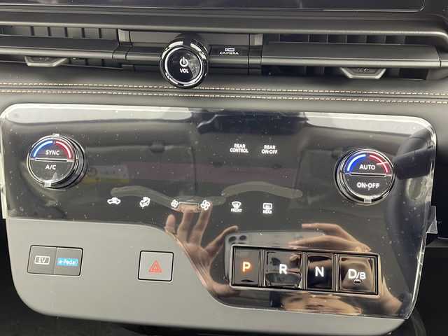 日産 セレナ e－パワー ハイウェイスター V 熊本県 2025(令7)年 0.1千km プリズムホワイト 純正12.3型ナビ（ＴＶフルセグ，ＢＴ）/純正後席モニター　/アラウンドビューモニター　/エマージェンシーブレーキ　/車線逸脱警報　/コーナーセンサー　/プロパイロット　/両側電動パワースライドドア/インテリジェントルームミラー　/ビルトインETC2.0　/純正アルミホイール１６インチ　/純正LEDヘッドライト/オートライト/HDMI　/USB/スマートキー/スペアキー