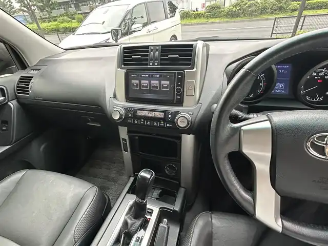 トヨタ ランドクルーザー プラド TX Lパッケージ 東京都 2012(平24)年 15.1万km ブラック ・純正ナビ/（NHZD-W62G)/（CD/DVD/フルセグ/Bluetooth/MSV)/・バックカメラ/・革シート/・前席パワーシート/・前席シートヒーター/・電動格納ウィンカーミラー/・革ステアリング/・フロントドライブレコーダー/・クルーズコントロール/・ETC/・フロントフォグランプ/・ライトレベライザー/・プライバシーガラス/・ISOFIX/・フロアマット/・バイザー/・ルーフレール/・冬タイヤAW付き4本積込/・純正17インチアルミホイール/・スマートキー/・プッシュスタート/・スペアキー×1/・W+サイド+カーテンSRS&ABS/・横滑り防止装置/・取扱説明書