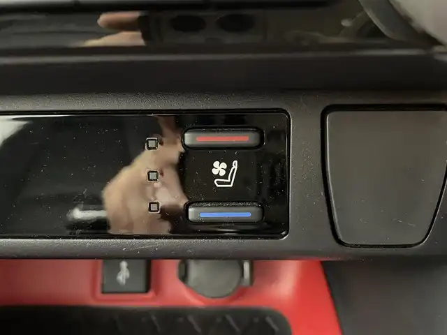 トヨタ ＲＡＶ４ アドベンチャー オフロードPKG 群馬県 2021(令3)年 3.9万km プレシャスブラックパール リヤクロストラフィックオートブレーキ/ブラインドスポットモニター/ステアリングヒーター/快適温熱シート/シートベンチレーション(運転席・助手席)/ハンズフリーパワーバックドア/アクセサリーコンセント(AC100V/100W)/寒冷地仕様/TRDマッドガード/=========＝/純正9インチディスプレイオーディオ(ナビ機能付)/AM/FM/USB/Miracast/BT/フルセグ/パノラミックビューモニター/ビルトインETC2.0/ドライブレコーダー(TZ-D205W)/トヨタセーフティセンス/・プリクラッシュセーフティ/・レーントレーシングアシスト/・レーダークルーズコントロール/・オートマチックハイビーム/・ロードサインアシスト/インテリジェントクリアランスソナー/LEDヘッドライト/スマートキー/プッシュスタート