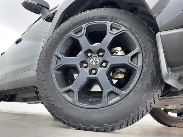 トヨタ ＲＡＶ４ アドベンチャー オフロードPKG 群馬県 2021(令3)年 3.9万km プレシャスブラックパール リヤクロストラフィックオートブレーキ/ブラインドスポットモニター/ステアリングヒーター/快適温熱シート/シートベンチレーション(運転席・助手席)/ハンズフリーパワーバックドア/アクセサリーコンセント(AC100V/100W)/寒冷地仕様/TRDマッドガード/=========＝/純正9インチディスプレイオーディオ(ナビ機能付)/AM/FM/USB/Miracast/BT/フルセグ/パノラミックビューモニター/ビルトインETC2.0/ドライブレコーダー(TZ-D205W)/トヨタセーフティセンス/・プリクラッシュセーフティ/・レーントレーシングアシスト/・レーダークルーズコントロール/・オートマチックハイビーム/・ロードサインアシスト/インテリジェントクリアランスソナー/LEDヘッドライト/スマートキー/プッシュスタート