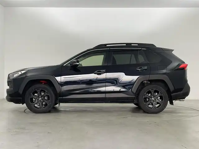 トヨタ ＲＡＶ４ アドベンチャー オフロードPKG 群馬県 2021(令3)年 3.9万km プレシャスブラックパール リヤクロストラフィックオートブレーキ/ブラインドスポットモニター/ステアリングヒーター/快適温熱シート/シートベンチレーション(運転席・助手席)/ハンズフリーパワーバックドア/アクセサリーコンセント(AC100V/100W)/寒冷地仕様/TRDマッドガード/=========＝/純正9インチディスプレイオーディオ(ナビ機能付)/AM/FM/USB/Miracast/BT/フルセグ/パノラミックビューモニター/ビルトインETC2.0/ドライブレコーダー(TZ-D205W)/トヨタセーフティセンス/・プリクラッシュセーフティ/・レーントレーシングアシスト/・レーダークルーズコントロール/・オートマチックハイビーム/・ロードサインアシスト/インテリジェントクリアランスソナー/LEDヘッドライト/スマートキー/プッシュスタート
