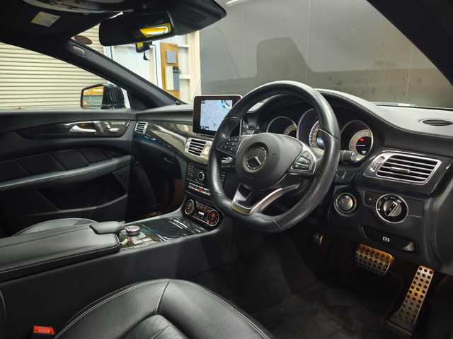 メルセデス・ベンツ ＣＬＳ２２０ｄ AMGライン 群馬県 2016(平28)年 3万km オブシディアンブラックM ・レーダーセーフティーパッケージ/・ステアリングアシスト/・PRE-SAFEブレーキ/・アテンションアシスト/・ブラインドスポットアシスト/・レーンキープアシスト/・ACC/・純正ナビ/・CD/DVD/・USB/SD/BT/・フルセグTV/・360°カメラ/・ブラックレザーシート/・F席パワーシート/・全席シートヒーター/・パワーバックドア /・前後ドラレコ
