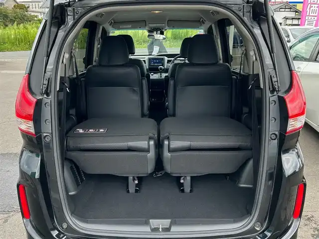 ホンダ フリード G 宮城県 2023(令5)年 5.3万km クリスタルブラックパール Sパッケージ/・LEDヘッドランプ＋アクティブコーナリングランプ/・15インチアルミホイール/・革巻きステアリング/・SRSエアバッグ（サイド/カーテン）/・ブラックウォールナット木目調インパネ加飾/・ブラックプライムスムース（合皮）/ダイヤ柄ファブリックコンビシート/・シートバックアッパーポケット（運転席/助手席）/＝＝＝/ホンダセンシング/・衝突軽減ブレーキ/・歩行者事故低減ステアリング/・アダプティブクルーズコントロール/・車線維持支援システム/・路外逸脱抑制機能/・誤発進抑制機能（前方/後方）/・先行車発進お知らせ機能/・標識認識機能/・マルチインフォメーションディスプレイ/純正ナビ（VXM-234VFi）/・CD/DVD/・Bluetooth/・フルセグTV/バックカメラ/ビルトインETC/ドライブレコーダー/コンフォートビューパッケージ/両側パワースライドドア/シートヒーター/革巻きステアリング/ステアリングスイッチ/オートライト/スマートキー＆プッシュスタート/電動格納ミラー/フロアマット/ドアバイザー