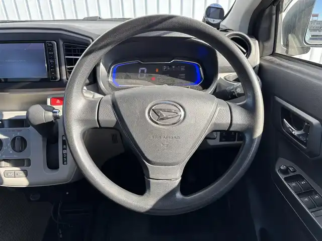 ダイハツ ミラ イース X SAⅢ 滋賀県 2017(平29)年 9.1万km スカイブルーメタリック 社外ナビ/・Bluetooth/フルセグ/・CD/DVD/バックカメラ/ETC/スマートアシスト/・先行車発進お知らせ/・誤発進抑制制御機能/・車線逸脱警報機能/・オートハイビーム/アイドリングストップ/LEDオートライト/リモコンキー