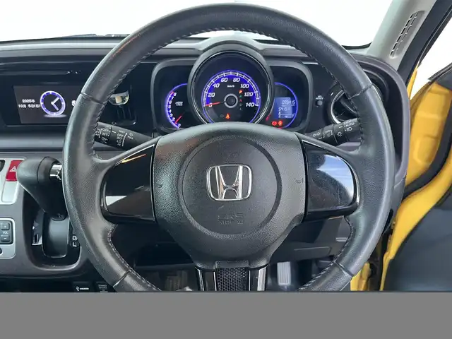 ホンダ Ｎ ＯＮＥ プレミアム Lパッケージ 高知県 2013(平25)年 9.6万km プレミアムイエローパールⅡ スマートキー/Bluetooth接続/プッシュスタート/バックカメラ/AM/FM/純正フロアマット/純正14インチアルミホイール/横滑り防止装置/盗難防止装置/オートライト/運転席＋助手席＋サイドエアバッグ/カーテンエアバッグ/ウッドパネル/本革巻きステアリング/AAC
