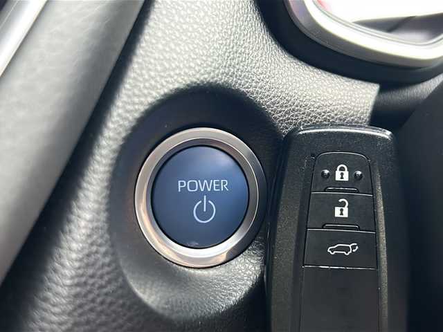 トヨタ カローラ クロス ハイブリッド Z 大阪府 2023(令5)年 1万km プラチナホワイトパールマイカ 純正ディスプレイオーディオ【AppleCarPay】/全周囲カメラ/運転席パワーシート/前席シートヒーター/レーダークルーズコントロール/プリクラッシュセーフティ/レーントレーシングアシスト/リアクロストラフィックアラート/電動リアゲート/ブラインドスポットモニター/電動パーキングブレーキ/ブレーキホールド/ETC