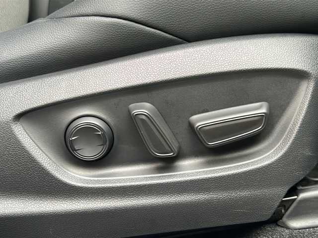 トヨタ カローラ クロス ハイブリッド Z 大阪府 2023(令5)年 1万km プラチナホワイトパールマイカ 純正ディスプレイオーディオ【AppleCarPay】/全周囲カメラ/運転席パワーシート/前席シートヒーター/レーダークルーズコントロール/プリクラッシュセーフティ/レーントレーシングアシスト/リアクロストラフィックアラート/電動リアゲート/ブラインドスポットモニター/電動パーキングブレーキ/ブレーキホールド/ETC