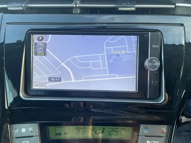 トヨタ プリウス S 東京都 2014(平26)年 7.5万km ホワイトパールクリスタルシャイン 純正7インチナビ(フルセグ/CD/DVD/Bluetooth/SD)/F/S/Rモデリスタエアロ/ビルトインETC/バックカメラ/ステアリングリモコン/革巻きステアリング/電動格納ウィンカーミラー/レザー調シートカバー/17インチ純正アルミ/HIDライト/純正フォグランプ