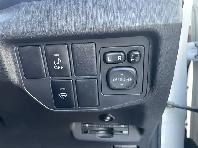 トヨタ プリウス S 東京都 2014(平26)年 7.5万km ホワイトパールクリスタルシャイン 純正7インチナビ(フルセグ/CD/DVD/Bluetooth/SD)/F/S/Rモデリスタエアロ/ビルトインETC/バックカメラ/ステアリングリモコン/革巻きステアリング/電動格納ウィンカーミラー/レザー調シートカバー/17インチ純正アルミ/HIDライト/純正フォグランプ