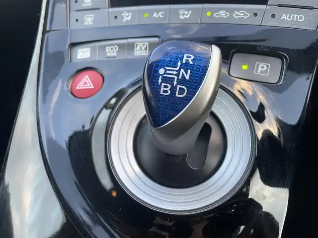 トヨタ プリウス S 東京都 2014(平26)年 7.5万km ホワイトパールクリスタルシャイン 純正7インチナビ(フルセグ/CD/DVD/Bluetooth/SD)/F/S/Rモデリスタエアロ/ビルトインETC/バックカメラ/ステアリングリモコン/革巻きステアリング/電動格納ウィンカーミラー/レザー調シートカバー/17インチ純正アルミ/HIDライト/純正フォグランプ