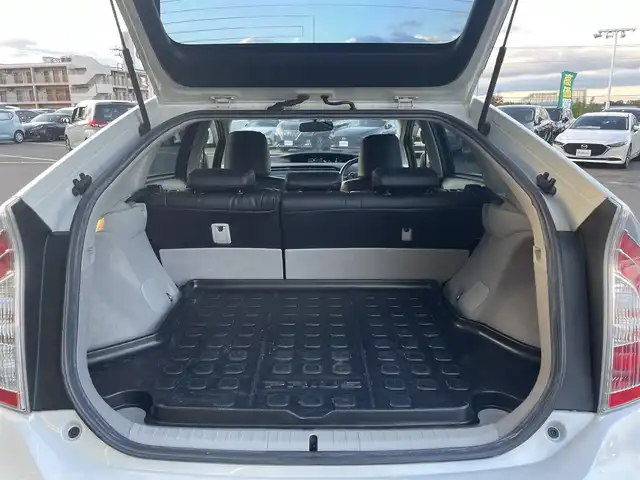 トヨタ プリウス S 東京都 2014(平26)年 7.5万km ホワイトパールクリスタルシャイン 純正7インチナビ(フルセグ/CD/DVD/Bluetooth/SD)/F/S/Rモデリスタエアロ/ビルトインETC/バックカメラ/ステアリングリモコン/革巻きステアリング/電動格納ウィンカーミラー/レザー調シートカバー/17インチ純正アルミ/HIDライト/純正フォグランプ