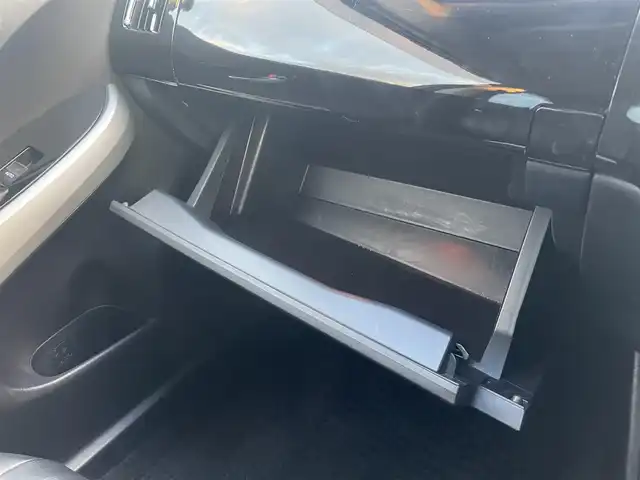 トヨタ プリウス S 東京都 2014(平26)年 7.5万km ホワイトパールクリスタルシャイン 純正7インチナビ(フルセグ/CD/DVD/Bluetooth/SD)/F/S/Rモデリスタエアロ/ビルトインETC/バックカメラ/ステアリングリモコン/革巻きステアリング/電動格納ウィンカーミラー/レザー調シートカバー/17インチ純正アルミ/HIDライト/純正フォグランプ