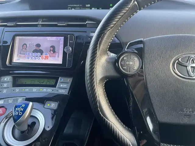 トヨタ プリウス S 東京都 2014(平26)年 7.5万km ホワイトパールクリスタルシャイン 純正7インチナビ(フルセグ/CD/DVD/Bluetooth/SD)/F/S/Rモデリスタエアロ/ビルトインETC/バックカメラ/ステアリングリモコン/革巻きステアリング/電動格納ウィンカーミラー/レザー調シートカバー/17インチ純正アルミ/HIDライト/純正フォグランプ