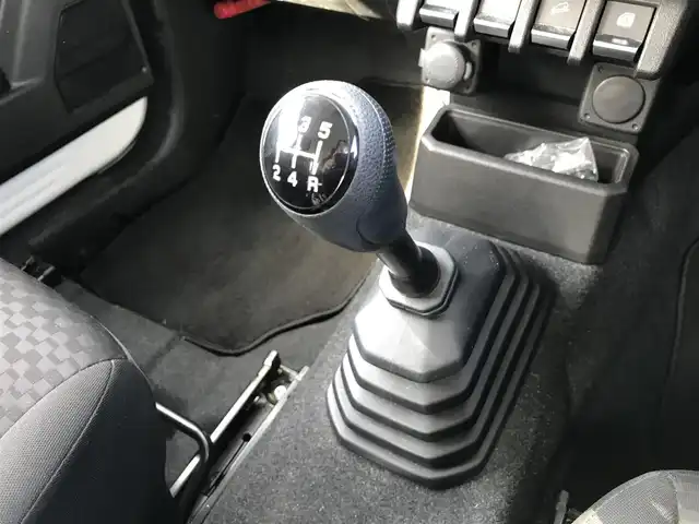 スズキ ジムニー XG 鳥取県 2020(令2)年 3.5万km スペリアホワイト ワンオーナー/４・W・D/ターボ車/5速MT/横滑り防止装置/ヒルディセントコントロール/トランスファーレバー/純正16インチアルミホイール/背面タイヤ/サイドアンダーミラー付きドアミラー/フォグライト/スペアキー