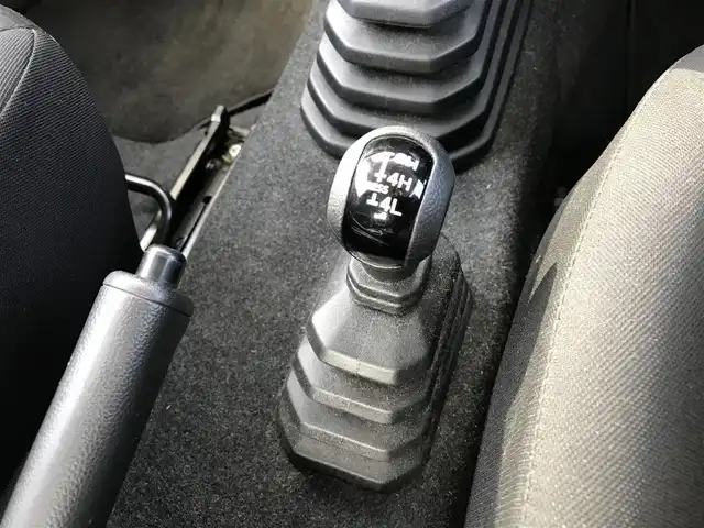 スズキ ジムニー XG 鳥取県 2020(令2)年 3.5万km スペリアホワイト ワンオーナー/４・W・D/ターボ車/5速MT/横滑り防止装置/ヒルディセントコントロール/トランスファーレバー/純正16インチアルミホイール/背面タイヤ/サイドアンダーミラー付きドアミラー/フォグライト/スペアキー