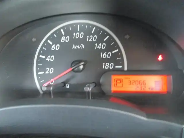 日産 マーチ 12S 千葉県 2011(平23)年 3.2万km ブリリアントシルバー 純正CDオーディオ/フロントリアコーナーセンサー/純正フロアマット/ドアバイザー/整備記録簿(H26/H28/H30/R2/R4/R6)