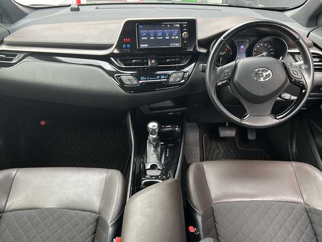 トヨタ Ｃ－ＨＲ G 広島県 2017(平29)年 3.3万km ブラックマイカ 禁煙車/社外エアロ（F・S/R）/レーダークルーズコントロール/オートマチックハイビーム/レーンキープアシスト/衝突軽減ブレーキ/横滑り防止装置/コーナーセンサー/純正ナビ（NSZT-W66T）/（Bluetooth/SD/CD/DVD/フルセグTV)/バックモニター/前後ドライブレコーダー（CSD-790FHG）/ＢＳＭ/RCTA/前席シートヒーター/ハーフレザーシート/革巻きステアリング/ステアリングスイッチ/オートライト/ＬＥＤヘッドライト/フォグランプ/純正フロアマット/ドアバイザー/スマートキー/プッシュスタート/スマートキー/ＥＴＣ2.0/純正18インチアルミホイール