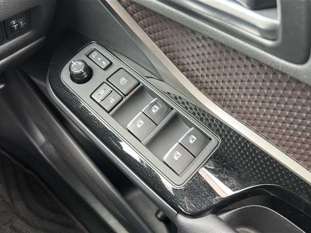 トヨタ Ｃ－ＨＲ G 広島県 2017(平29)年 3.3万km ブラックマイカ 禁煙車/社外エアロ（F・S/R）/レーダークルーズコントロール/オートマチックハイビーム/レーンキープアシスト/衝突軽減ブレーキ/横滑り防止装置/コーナーセンサー/純正ナビ（NSZT-W66T）/（Bluetooth/SD/CD/DVD/フルセグTV)/バックモニター/前後ドライブレコーダー（CSD-790FHG）/ＢＳＭ/RCTA/前席シートヒーター/ハーフレザーシート/革巻きステアリング/ステアリングスイッチ/オートライト/ＬＥＤヘッドライト/フォグランプ/純正フロアマット/ドアバイザー/スマートキー/プッシュスタート/スマートキー/ＥＴＣ2.0/純正18インチアルミホイール