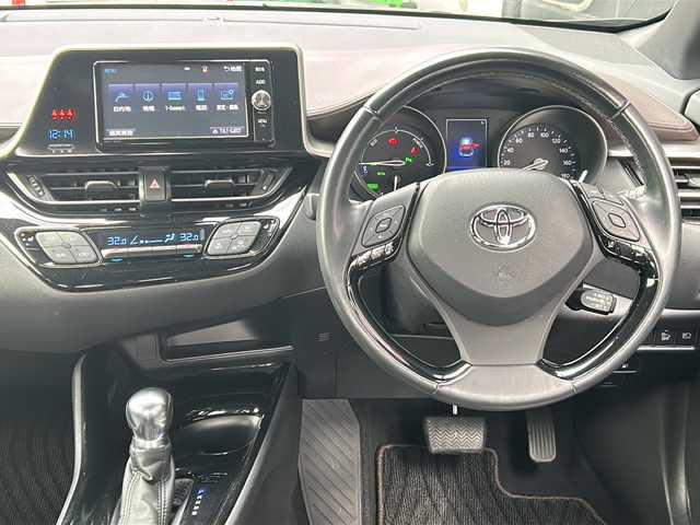 トヨタ Ｃ－ＨＲ G 広島県 2017(平29)年 3.3万km ブラックマイカ 禁煙車/社外エアロ（F・S/R）/レーダークルーズコントロール/オートマチックハイビーム/レーンキープアシスト/衝突軽減ブレーキ/横滑り防止装置/コーナーセンサー/純正ナビ（NSZT-W66T）/（Bluetooth/SD/CD/DVD/フルセグTV)/バックモニター/前後ドライブレコーダー（CSD-790FHG）/ＢＳＭ/RCTA/前席シートヒーター/ハーフレザーシート/革巻きステアリング/ステアリングスイッチ/オートライト/ＬＥＤヘッドライト/フォグランプ/純正フロアマット/ドアバイザー/スマートキー/プッシュスタート/スマートキー/ＥＴＣ2.0/純正18インチアルミホイール