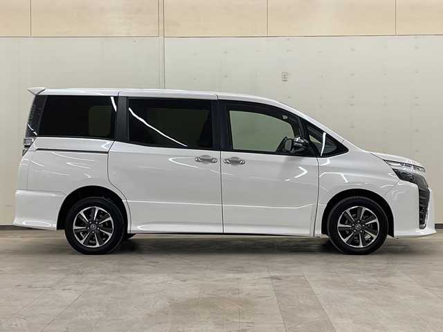 トヨタ ヴォクシー ZS 煌 青森県 2018(平30)年 5.5万km ホワイトパールクリスタルシャイン /4WD//スマートキー//プッシュスタート//ダブルエアコン//MTモード付AT//アイドリングストップ//クルーズコントロール//寒冷地仕様//純正ナビ（NSZN-Z66T）//フルセグTV//バックカメラ//純正ドライブレコーダー//ETC//両側パワースライドドア//純正フロアマット//衝突軽減システム