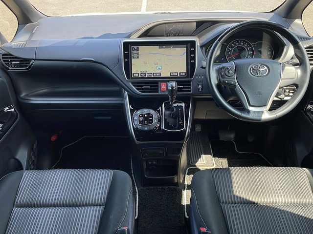 トヨタ ヴォクシー ZS 煌 青森県 2018(平30)年 5.5万km ホワイトパールクリスタルシャイン 4WD/寒冷地仕様/純正10インチナビ・フルセグTV/CD・DVD・Bluetooth/バックカメラ/両側パワースライドドア/セーフティセンス/プリクラッシュセーフティ/レーンディパーチャーアラート/オートマチックハイビーム/クルーズコントロール/純正エンジンスターター/前方ドライブレコーダー/ワイパーデアイサー/ビルトインETC/LEDヘッドライト/LEDフォグランプ/純正16インチアルミホイール