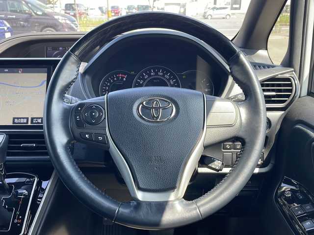 トヨタ ヴォクシー ZS 煌 青森県 2018(平30)年 5.5万km ホワイトパールクリスタルシャイン 4WD/寒冷地仕様/純正10インチナビ・フルセグTV/CD・DVD・Bluetooth/バックカメラ/両側パワースライドドア/セーフティセンス/プリクラッシュセーフティ/レーンディパーチャーアラート/オートマチックハイビーム/クルーズコントロール/純正エンジンスターター/前方ドライブレコーダー/ワイパーデアイサー/ビルトインETC/LEDヘッドライト/LEDフォグランプ/純正16インチアルミホイール