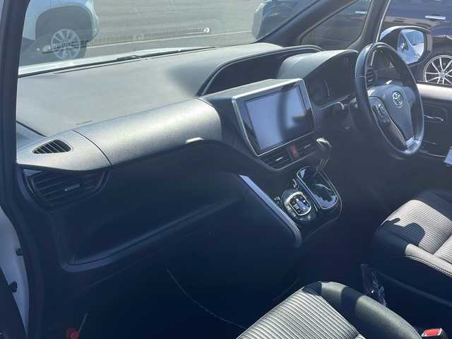 トヨタ ヴォクシー ZS 煌 青森県 2018(平30)年 5.5万km ホワイトパールクリスタルシャイン 4WD/寒冷地仕様/純正10インチナビ・フルセグTV/CD・DVD・Bluetooth/バックカメラ/両側パワースライドドア/セーフティセンス/プリクラッシュセーフティ/レーンディパーチャーアラート/オートマチックハイビーム/クルーズコントロール/純正エンジンスターター/前方ドライブレコーダー/ワイパーデアイサー/ビルトインETC/LEDヘッドライト/LEDフォグランプ/純正16インチアルミホイール