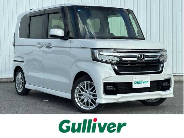 ホンダ Ｎ ＢＯＸ カスタム L ターボ 滋賀県 2021(令3)年 4.9万km プラチナホワイトパール 社外８型ナビ/・Bluetooth/フルセグ/・CD/DVD/バックカメラ/革巻きステアリング/ステアリングリモコン/パドルシフト/USB充電/ETC/前席シートヒーター/LEDオートライト/フォグライト/両側パワースライドドア/シートリフター/オートリトラミラー/ホンダセンシング/・衝突軽減ブレーキシステム/・アダプティブクルーズコントロール/・先行車発進お知らせ/・路外逸脱抑制機能/スマートキー