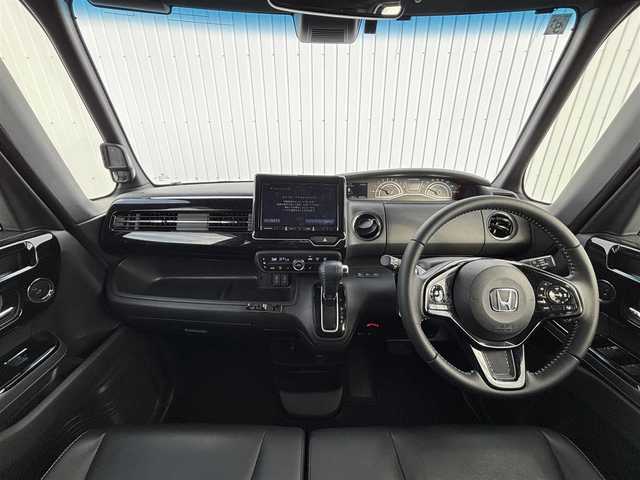 ホンダ Ｎ ＢＯＸ カスタム L ターボ 滋賀県 2021(令3)年 4.9万km プラチナホワイトパール 社外８型ナビ/・Bluetooth/フルセグ/・CD/DVD/バックカメラ/革巻きステアリング/ステアリングリモコン/パドルシフト/USB充電/ETC/前席シートヒーター/LEDオートライト/フォグライト/両側パワースライドドア/シートリフター/オートリトラミラー/ホンダセンシング/・衝突軽減ブレーキシステム/・アダプティブクルーズコントロール/・先行車発進お知らせ/・路外逸脱抑制機能/スマートキー