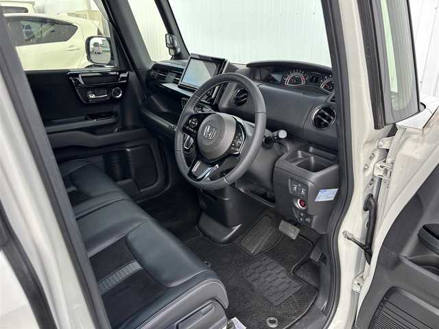 ホンダ Ｎ ＢＯＸ カスタム L ターボ 滋賀県 2021(令3)年 4.9万km プラチナホワイトパール 社外８型ナビ/・Bluetooth/フルセグ/・CD/DVD/バックカメラ/革巻きステアリング/ステアリングリモコン/パドルシフト/USB充電/ETC/前席シートヒーター/LEDオートライト/フォグライト/両側パワースライドドア/シートリフター/オートリトラミラー/ホンダセンシング/・衝突軽減ブレーキシステム/・アダプティブクルーズコントロール/・先行車発進お知らせ/・路外逸脱抑制機能/スマートキー