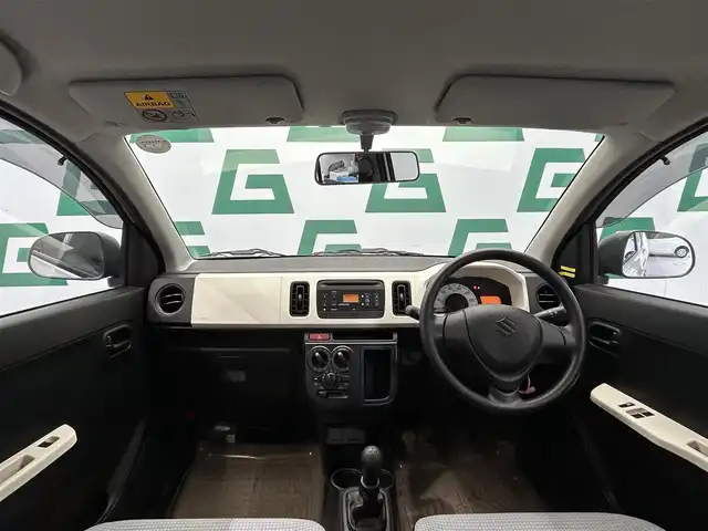 スズキ アルト F 鹿児島県 2015(平27)年 2.8万km シルキーシルバーメタリック ワンオーナー/禁煙車/純正オーディオ/(CD/AUX/AM/FM)/純正ドアバイザー/ヘッドライトレベライザー/横滑り防止/社外フロアマット/マニュアル車/パワーウィンドウ/パワステ/保証書/取扱説明書