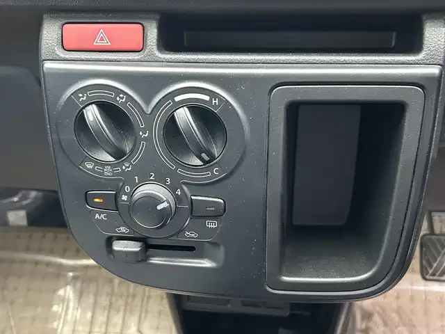 スズキ アルト F 鹿児島県 2015(平27)年 2.8万km シルキーシルバーメタリック ワンオーナー/禁煙車/純正オーディオ/(CD/AUX/AM/FM)/純正ドアバイザー/ヘッドライトレベライザー/横滑り防止/社外フロアマット/マニュアル車/パワーウィンドウ/パワステ/保証書/取扱説明書