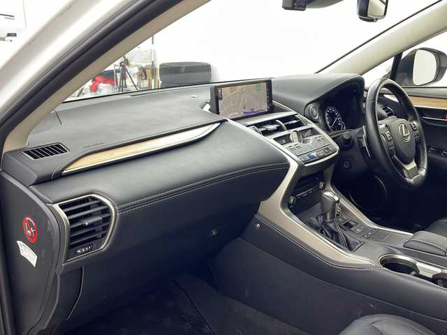 レクサス ＮＸ 300 バージョンL 兵庫県 2018(平30)年 5.5万km ソニッククォーツ ・LEXUSsafety/・衝突軽減ブレーキ/・レーンキープしスト/・レーダークルーズコントロール/・オートマチックハイビーム/・純正ナビ＆フルセグ＆BT＆DVD＆ブルーレイ＆USB/・バックカメラ/・モデリスタエアロ/・パワーバックドア/・前席シートヒーター/・前席シートクーラー/・黒革シート/・前席パワーシート/・ビルトインETC/・ドライブレコーダー/・スマートキー/・スペアキー/・カードキー/・nanoe/・プッシュスタート/・純正18インチアルミホイール/・AC100V/・ステアリングヒーター
