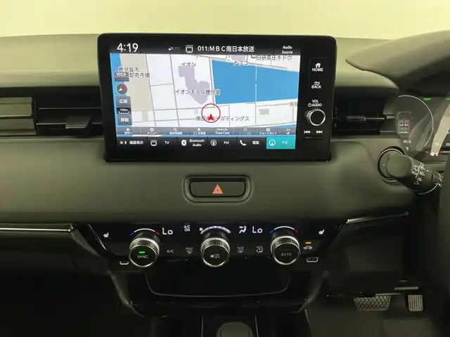 ホンダ ヴェゼル ハイブリッド e:HEV Z 鹿児島県 2025(令7)年 0.1千km パール 登録済未使用車/HondaSENSING/・衝突軽減ブレーキ/・誤発信抑制機能/・車線維持支援システム/・先行車発進お知らせ機能/・路外逸脱抑制機能/・トラフィックジャムアシスト/・渋滞追従機能付きアダプティブクルーズコントロール/・ブラインドスポットインフォメーション/純正ディスプレイオーディオ/(BT/Applecarplay/Androidauto/AM/FM/フルセグTV)/パドルシフト/純正ビルトインETC2.0/チップアップシート/ハーフレザーシート/前席シートヒーター/パワーバックドア/純正18インチアルミホイール/前後コーナーセンサー/オートマチックハイビーム/純正LEDヘッドライト