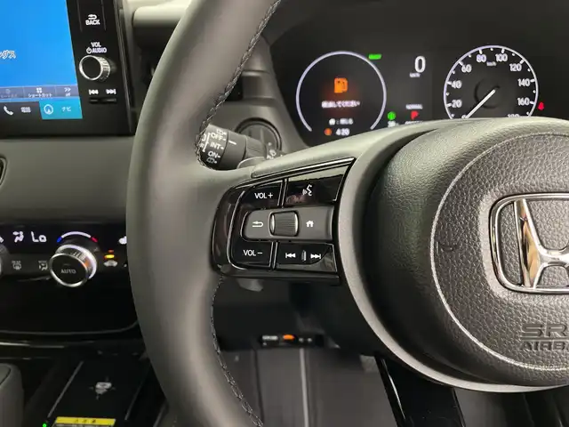 ホンダ ヴェゼル ハイブリッド e:HEV Z 鹿児島県 2025(令7)年 0.1千km パール 登録済未使用車/HondaSENSING/・衝突軽減ブレーキ/・誤発信抑制機能/・車線維持支援システム/・先行車発進お知らせ機能/・路外逸脱抑制機能/・トラフィックジャムアシスト/・渋滞追従機能付きアダプティブクルーズコントロール/・ブラインドスポットインフォメーション/純正ディスプレイオーディオ/(BT/Applecarplay/Androidauto/AM/FM/フルセグTV)/パドルシフト/純正ビルトインETC2.0/チップアップシート/ハーフレザーシート/前席シートヒーター/パワーバックドア/純正18インチアルミホイール/前後コーナーセンサー/オートマチックハイビーム/純正LEDヘッドライト
