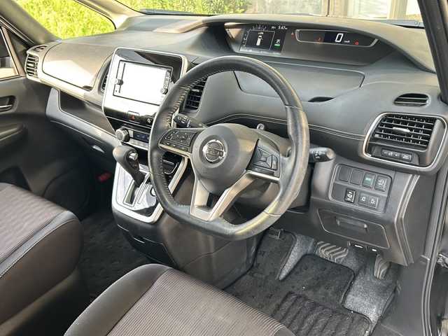 日産 セレナ ハイウェイスター Vセレクション 静岡県 2017(平29)年 8.3万km ダイヤモンドブラック 衝突軽減ブレーキ/純正ナビ/・TV/CD/DVD/Bluetooth/ラジオ/主要装備/・全方位カメラ/・後席モニター/・両側パワースライドドア/・ＥＴＣ　/・アイドリングストップ/・クルーズコントロール/・ステアリングスイッチ/・パーキングアシスト/・ＬＥＤヘッドライト