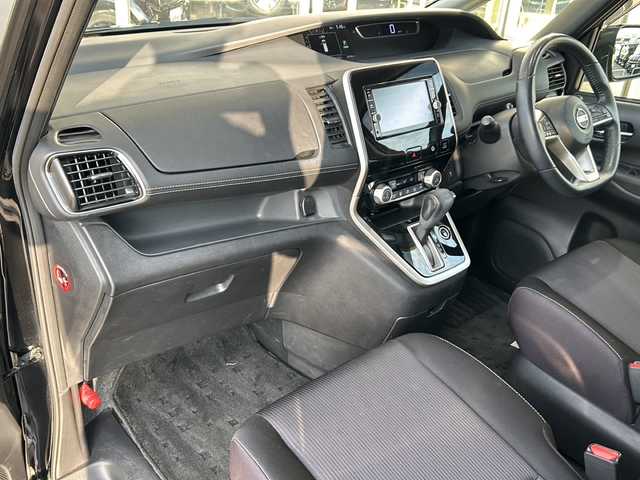 日産 セレナ ハイウェイスター Vセレクション 静岡県 2017(平29)年 8.3万km ダイヤモンドブラック 衝突軽減ブレーキ/純正ナビ/・TV/CD/DVD/Bluetooth/ラジオ/主要装備/・全方位カメラ/・後席モニター/・両側パワースライドドア/・ＥＴＣ　/・アイドリングストップ/・クルーズコントロール/・ステアリングスイッチ/・パーキングアシスト/・ＬＥＤヘッドライト